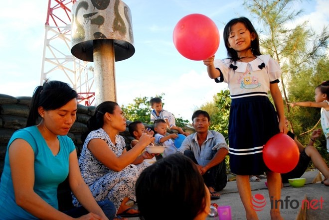 Ngam ve mat rang ngoi nhung em be song o Truong Sa